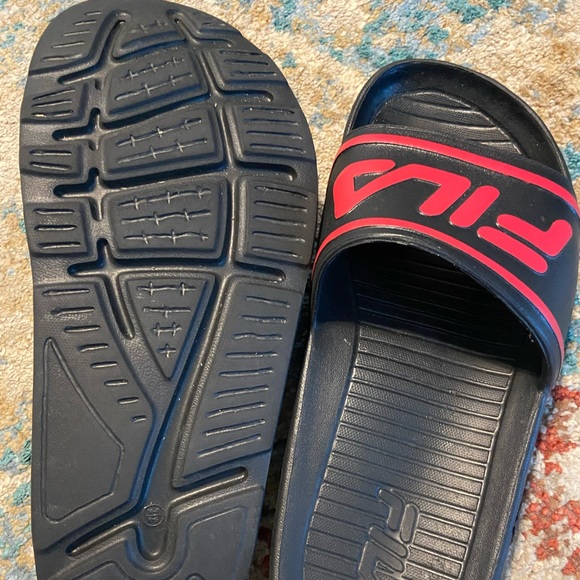 Fila slides - mens 7 or women’s 8.5 - Picture 2 of 4